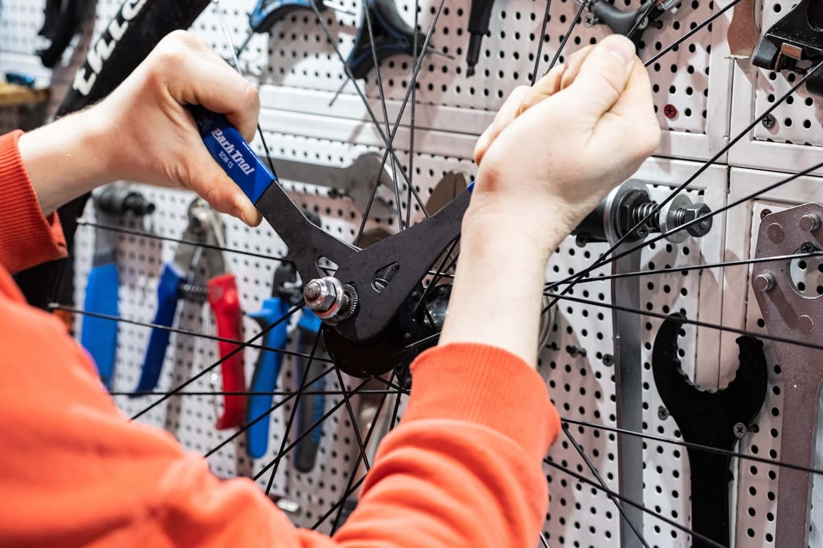 Meccanico ripara una bicicletta in officina